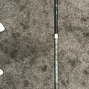 Svart innebandyklubba Zone - Säljer en svart innebandyklubba från Zone the one med blå detaljer och grått grepp. Klubban har en stilren design och är tillverkad i lätt material, perfekt för dig som gillar att spela innebandy och vill ha bra kontroll på planen.  Kan sätta på ett blad men kostar nån krona mer då 