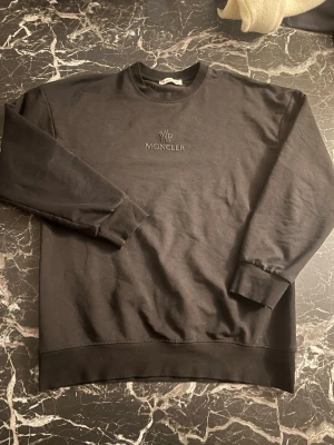 Svart Moncler tröja - Säljer mina snygga Moncler tröja för bara 299kr. Säljer så billigt pga fläken på sista bilden. Den kan tas bort men jag vet inte hur. Drf säljer jag den!