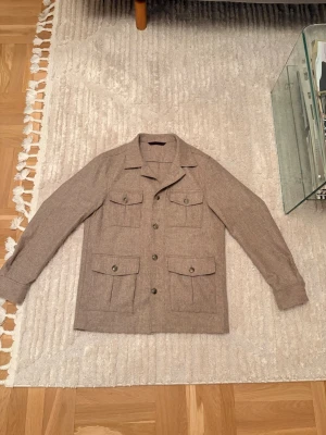 Overshirt Oscar Jacobsson  - Riktigt skön overshirt från Oscar Jacobsson i ull! Skjortan är använd en enstaka gång och säljs pga för stor. Inga defekter alls. Hör av dig vid frågor!