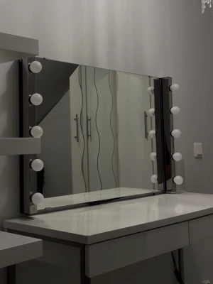 Stor sminkspegel med LED-lampor - Säljer detta ”sminkspegel set” med 2 st LED-lampor som ger bra belysning för sminkning, en spegel som bara är någon månad gammal + sminkbord. Perfekt för att skapa en lyxig känsla i sminkhörnan. Spegeln och lamporna är som nya, sminkbordet fungerar utmärkt och ser bra ut med endast nån enstaka skada utpå.  färgen inuti lådorna har försvunnit. (Går att fixa det med dekorplast). Finns i Skåne för upphämtning!