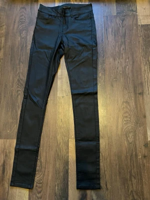 Fejk-läderbyxor - Köparen står för frakten! Passar XS/S