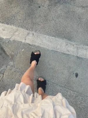 Inuikii sandaler  - Säljer ett par svarta slip-in sandaler med breda, flätade band över foten. Sandalerna har öppen tå och låg sula, perfekta för sommardagar. Stilen är trendig och enkel att matcha till olika outfits. Har några fläckar på sulan man inget som påverkar och syns såklart inte när den är på!!❣️❣️