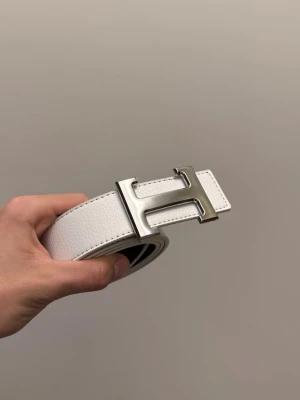 Vit-Silvrigt Hermèsbälte - Tja, säljer detta snygga vit-silvriga hermèsbälte. Inga defekter och i nyskick. Hojta till vid frågor eller funderingar!