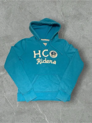 Blå hoodie från Hollister - En blå hoodie från hollister, tröjan är originalet storlek L men är krymt till storlek 164 cm, väldigt bra skick och inga defekter