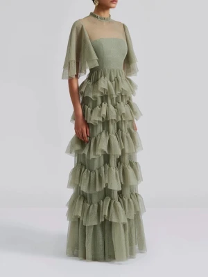 Ljusgrön volangklänning i tyll - INTRESSEKOLL på världens finaste klänning. Hade den på min bal och kunde inte haft en bättre klänning. Enbart intressekoll för vill veta vad man kan få betalt för den, om jag inte får ett bra pris. Finns inte längre 🌟💖