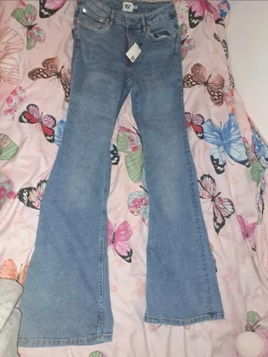 Blå utsvängda jeans från 157 - Ett par jättefina sköna blåa jeans som även går att stretcha vid midjan, de helt nya då de är för stora och för långa på mig däremot skulle de passa längd 165-170cm de är i storlek L men skulle även gå för M (full length)💕