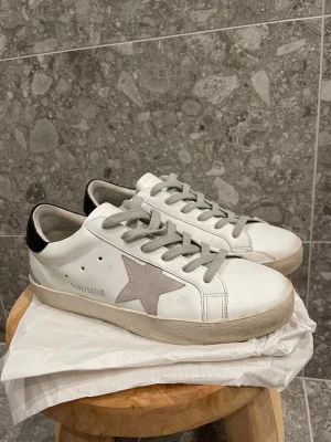 Golden Goose super star - Säljer ett par lite schystare golden goose i storlek 41. Skriv vid frågor. Box ingår inte