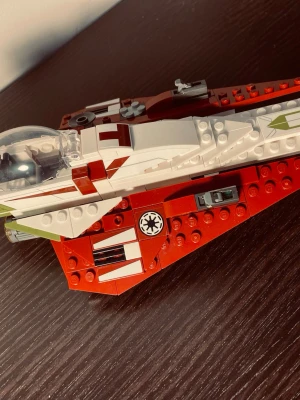 LEGO Star Wars rymdskepp - Säljer obi wan kenobis star fighter sett. Skeppet är i rött, vitt och grönt med genomskinlig cockpit och detaljer som klistermärken och symbol från republiken. Inga mini figurer ingår men boxen som är i fint skick kommer med! Perfekt för dig som samlare eller dig som bara gillar Lego.