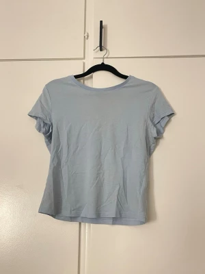 Ljusblå topp hm - Mycket bra skick 
