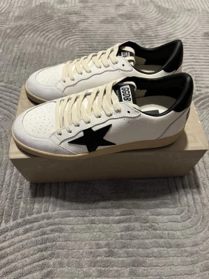 Golden goose skor - Vita Golden Goose skor i storleken 41. Skorna är helt nya och aldrig använda. Allt OG tillkommer. Medela gärna om du är intresserad.