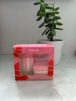 Smuut Skin Glow Kit Watermelon - Glow Kit från Smuut Skin med Watermelon Jelly Cream (50 ml) och Watermelon Dew Serum (30 ml). Förpackningen är rosa med vattenmelonmotiv och innehåller veganska och parfymfria produkter som ger återfuktad och glowig hud. Allt är helt orört!💓🌸