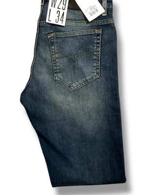 Nya Tiger of Sweden jeans - Tiger of Sweden jeans | Nya med tags Helt nya jeans från Tiger of Sweden, aldrig använda och med originaltags kvar. Modell: Evolve Storlek: 29/34 Färg: Blå Kontakta oss gärna vid fler frågor eller om du vill ha mer information! LumeFashion