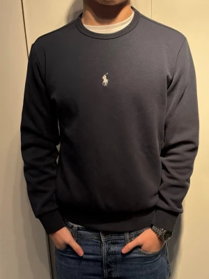 Ralph lauren Mörkblå sweatshirt  - Mrökablå Ralph lauren sweatshirt i nytt skick. Den är i storlek S🤩