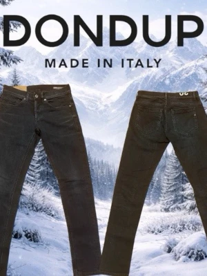Dondup Jeans - Säljer att par riktig fina dondup George jeans med en fin mörkblå färg. Dessa jeans passar perfekt för alla tillfällen!   Skick: 9/10 Färg: Mörkblå nästan svart  Storlek: W30 (sitter mer som 29) L31-32 Mått: Midja - 38 cm Längden - 102 cm   Hör av er vid minsta lilla fundering! ⭐️