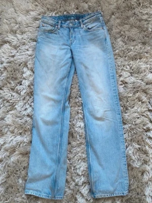 Ljusblå raka jeans - Ljusblå jeans från Zara i storlek 34. Låga i midjan med vida, raka ben – en trendig och avslappnad modell som sitter snyggt både till vardag och mer uppklätt. Klassisk ljusblå tvätt som är lätt att matcha med allt från linne och stickat till kavaj. Skönt material med fint fall. Använda få gånger och i mycket bra skick, inga fläckar eller slitage.   Storlek: 34  Passform: Låg midja, vida & raka ben  Märke: Zara  Färg: Ljusblå  