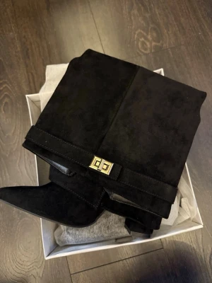 Stövlar - Helt nya svarta stövlar från Lululia. Storlek 38. Säljs pga jag har fått två likadana par i julklapp. Nypris 599