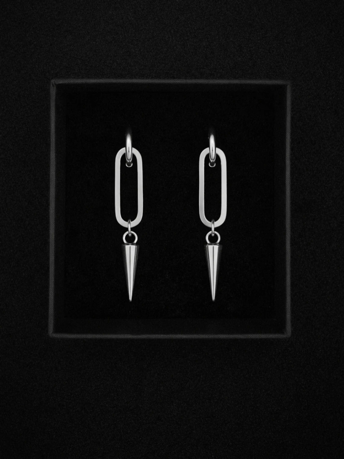 Silvriga örhängen med konformad detalj