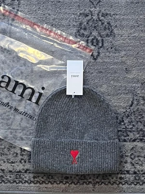 Ami Paris mössa  - Säljer min Ami Paris mössa, priset är förhandlingsbart vid snabb affär 😊