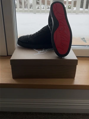 Louboutin - Säljer ett par svarta loubitins som sällan används och som jag vill göra mig av med, pris kan diskuteras i dm