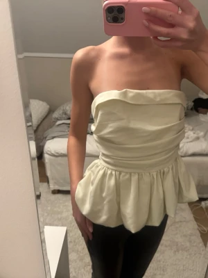 Festtopp  - Supersnygg off-shoulder topp med volanger, perfekt till festligare tillfällen!