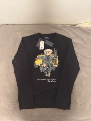 ralph lauren polo björn - as fet helt oanvänd, köpte den för en vecka sen men har redan en annan polo björn tröja. PRIS KAN DISKUTERAS. OBS DEN ÄR REP