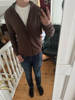 Massimo dutti helzip - Säljer nu denna tvär feta bruna  Massimo dutti helzip i storlek M fast passar lite mer S. Tröjan är i mycket fint skick och har grå detalj vid kragen som är riktigt fett. Priset kan diskuteras vid snabb affär😁Tveka inte att höra av er vid fler frågor och funderingar!🙌