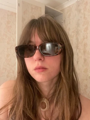 Rektangulära solglasögon i leopardmönster - Snygga solglasögon med rektangulära bågar i leopardmönster. Glasen är i turtoise mönster, cool look till sommaren. Perfekt skick. Från Monki