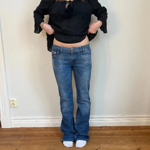 Lågmidjade jeans  - Midjemått( rätt över): 38cm Inerbenslängd: 83cm   Köp gärna via ”KÖP NU” Jag är 170 cm, inga defekter 💕 