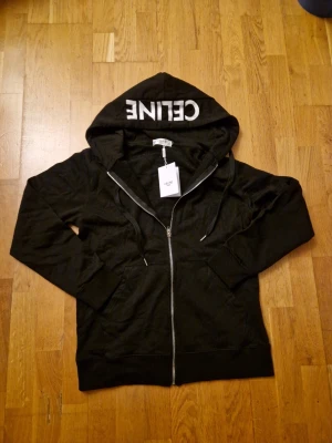 Svart hoodie med dragkedja  - Helt ny hoodie!! Storleken står L men passar S/M!!!