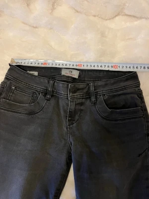 Ltb jeans valerie - Snygga mörkgråa jeans från LTB med klassisk femficksdesign och låg midja. Jeansen har stretchigt material för skön passform. 