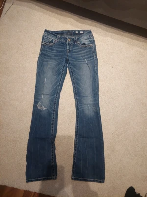 Missme jeans - Supercoola lowwaist-miss me jeans med detaljer på fickorna. Säljer pga att de ej kommer till användning. Passar storlek 34/36/38, xs/s eller w25, w26, w27 ungefär☺️