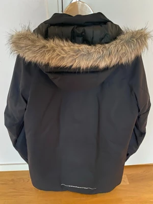 Everest vinterjacka  - Everest vinterjacka storlek 170 . Jackan är knappt använd,ser ut som ny!