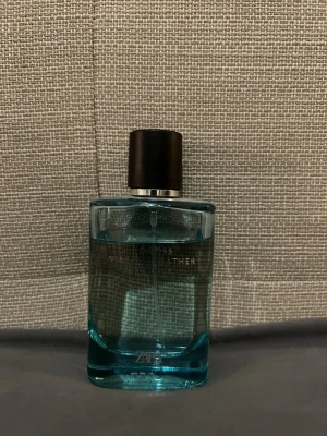 Zara Vibrant Leather Summer parfym - Fräsch parfym från Zara i doften Vibrant Leather Summer. Flaskan är rektangulär med rundade kanter, gjord av genomskinligt glas med ljusblå vätska och svart cylinderformad kork. Perfekt för dig som gillar lätta och fräscha dofter.