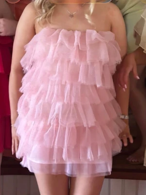 Rosa volangklänning axelbandslös - Supersöt rosa klänning med flera lager volanger💞Endast använd vid ett tillfälle! Köpt här på plick! Nedersta volangen är påsydd själv ☺️