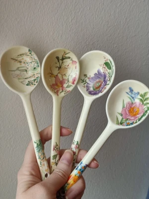 Vackra keramiska skedar med blommotiv - Keramiska skedar med vackra blommotiv. Perfekta att använda till flingor, yoghurt, bowls eller varför inte soppa? Mindre skillnader i färgnyans kan förekomma.  Välkommen att fynda!