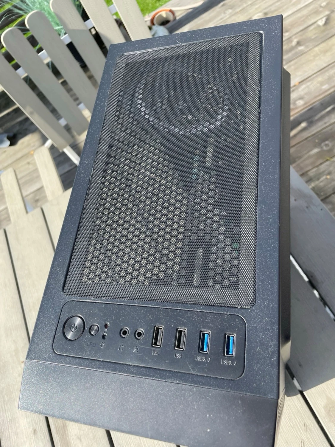 Svart stationär dator med glasfönster - 3