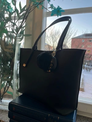 Nyckelring - Nyckelring med överfallslarm med en svart fluff boll som design💕