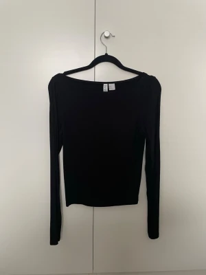 Långärmad tröja med båthals - Svart långärmad tröja med båthals från H&M. Strl M men är liten i storleken så mer mot S. Använt fåtalet gånger
