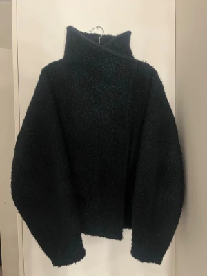 Navy teddyjacka från Gina tricot  - Mysig teddyjacka från gina i strl xs 💕Har inte använts på ett bra tag men dock så är ena knappen sönder. Men givetvis går det ändå att stänga jackan. Slutsålt i butik.