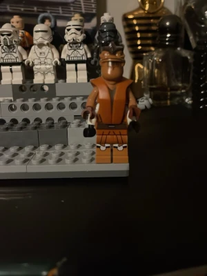 Star Wars LEGO-figur Mace Windu - Säljer en LEGO-minifigur av Mace Windu från Star Wars. Figuren har brun dräkt, lila ljussabel och detaljerad tryck på kroppen. Perfekt till samlingen eller för att bygga egna Star Wars-scenarion.