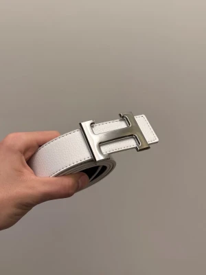 Vit-Silvrigt Hermèsbälte - Tja, säljer detta snygga vit-silvriga hermèsbälte. Inga defekter och i nyskick. Hojta till vid frågor eller funderingar!