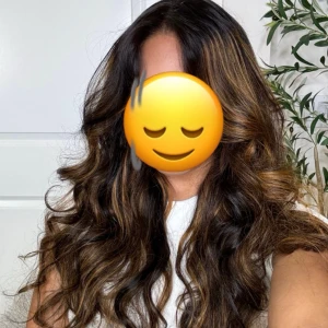 UNice Glueless Bodywave Wig/Peruk - använd i ungefär 2 veckor, tyvärr hatar jag hur färgen ser ut på mig så det är dags att sälja den.. den är 7x5 drawstring, balayage-stil med mörkbruna rötter och 24 inches lång.  Observera att om du köper den här peruken från mig kommer jag verkligen att göra mitt bästa för att rengöra limmet från lacen men jag är verkligen kass på att få bort limmet.