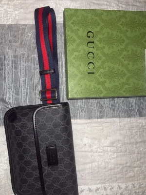 GG väska svart  - Väldig fin och elegant väska helt nytt kommer inte till användning hör av vid intresse så löser vi en bra affär.