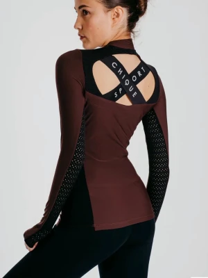 Konståkningströja - Säljer denna konståkningströjan från Chique Sport i strl M men passar mig som brukar ha S. Stretchig och skön i materialet. Använd en gång. Vinröd/brun aktig färg. Nypris är runt 1 150 kr.