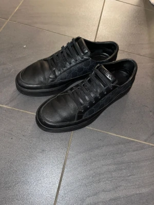 Gucci skor svart 42,5 - Säljer mina gucci skor då de ej kommer till användning.  Använt dem ett fåtal gånger som man ser är sulan på bilden i bra skick.  Stora i storleken Möts i Stockholm eller fraktar, skicka ett meddelande om det finns någon fråga. Bjuder på frakten 😉