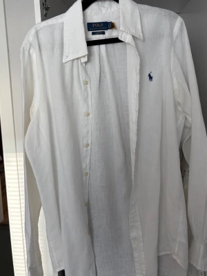 Ralph Lauren linneskjorta - Ralph Lauren linneskjorta, använd men i sjukt bra skick, köpt i butik, nypris 2300 kr