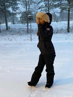 jacka från Canada Goose (Chelsea parka)  - Svart dunjacka från Canada Goose!!             Modell chelsea, figur formad😍 parkapufferdesign och stor huva med fin  beige päls.     ÄKTA✅ kvitto kommer med i köp!!                                                                   Jackan har dragkedja framtill, två fickor och klassisk logga på ärmen. Perfekt för kalla vinterdagar och riktigt varm. (Pris kan diskuteras)🤙🏽