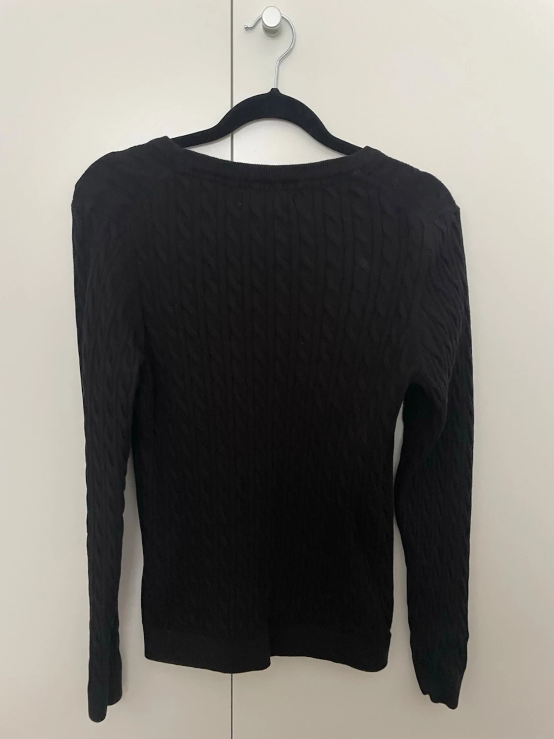 Svart kabelstickad tröja - 2