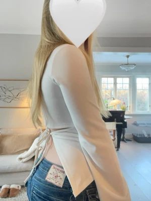 Mörkblå True Religion jeans🤍 - Säljer ett par mörkblå jeans från True Religion storlek w 27.  Jeansen kostade 1669 kr nypris och säljer för 800 kr. Har använt jeansen 1 gång så dem är i nyskick. 🤍