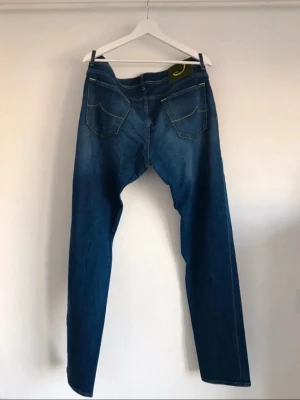 Jacob Cohen jeans - Säljer ett par blå jeans från Jacob Cohen!!🤩 Det är i perfekt skick och inga som helst defekter, nypris ligger runt 3799 och säljer mina för endast 449!!🤝Cohen jeans är väldigt olika i storleken så bara att höra av sig så kan jag lösa mått på jeansen!!Bara att höra av sig vid minsta lilla fundering och priset är ej hugget i sten!!🫡